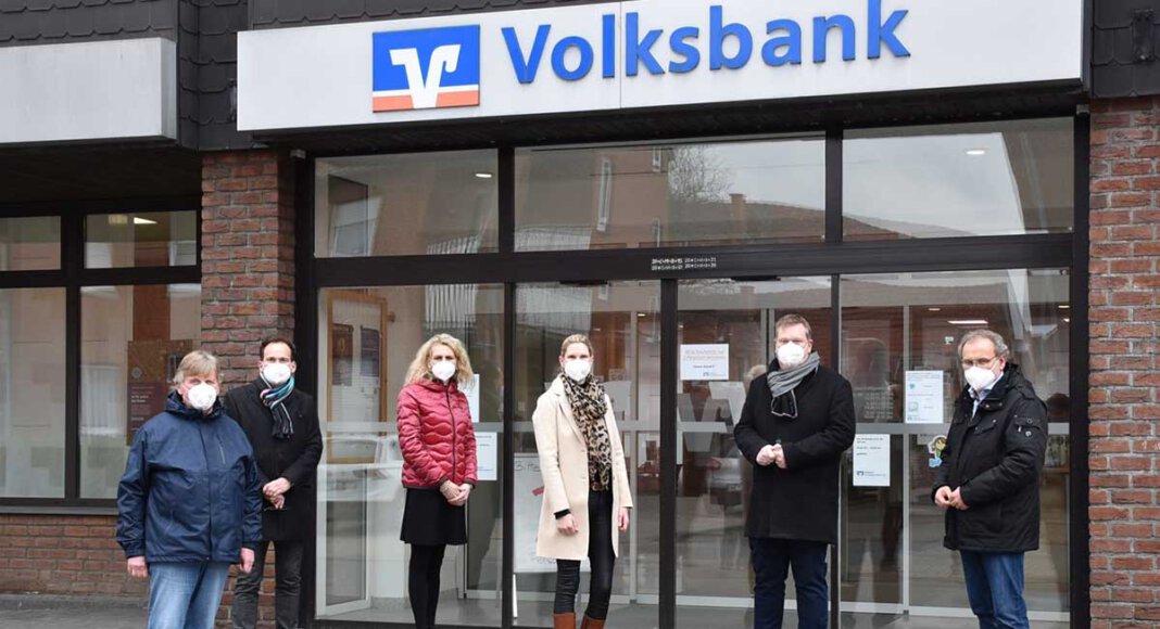 Vertreter der Gemeindeverwaltung und der Volksbank einigten sich auf die gemeinsame Nutzung der Räume an der Merschstraße 20 in Herbern: Bürgermeister Thomas Stohldreier (2.v.r.), Helmut Sunderhaus (r.), Anne Krebs (m.), Christiane Reher (3.v.l.), Oliver Heike (2.v.l.) und Rolf Kehrenberg (l.). Foto: Gemeinde Ascheberg