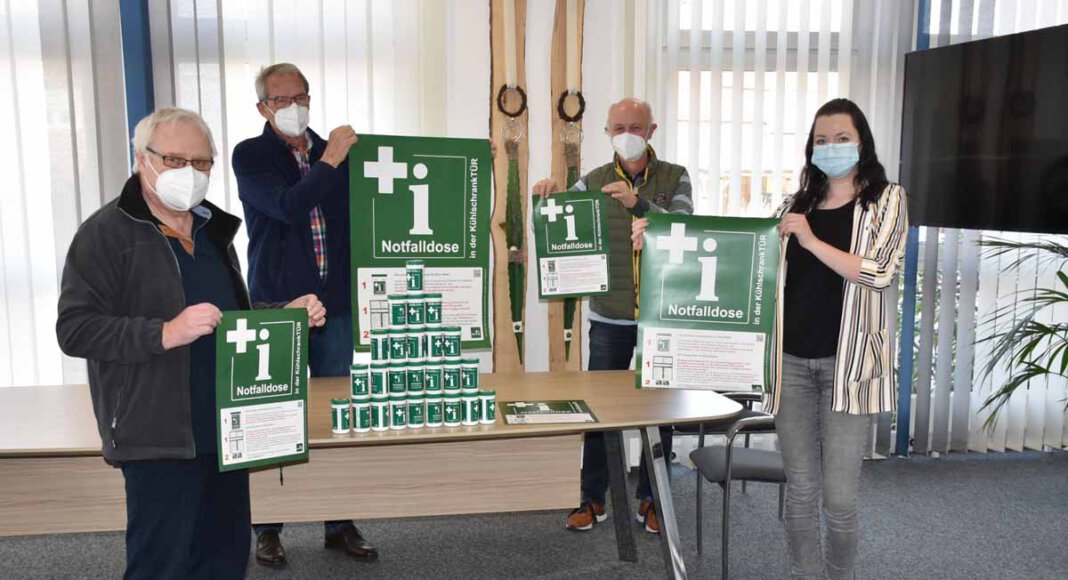 Karl-Heinz Bartsch, Dr. Rüdiger Vogt, Karl-Heiz Vorspohl und Miriam Lepper (v.l.n.r.) haben die Notfalldosen für die älteren Menschen in der Gemeinde Ascheberg besorgt. Foto: Gemeinde Ascheberg