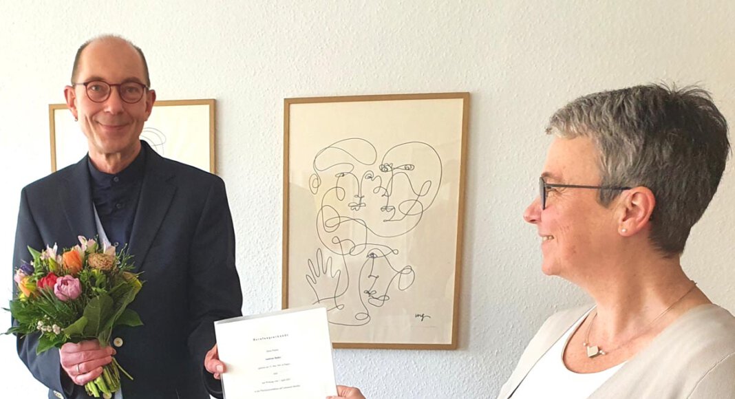 Superintendentin Kerstin Goldbeck überreicht Andreas Bader, dem neuen Pfarrer der Kirchengemeinde Werne, seine Ernennungsurkunde. Foto: Evangelischer Kirchenkreis Hamm