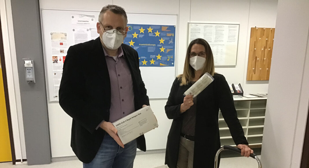 Nun sind die Schnelltests auch am Anne-Frank-Gymnasium angekommen - sehr zur Freude von Schulleiter Marcel Damberg. Foto: Bäumer / AFG