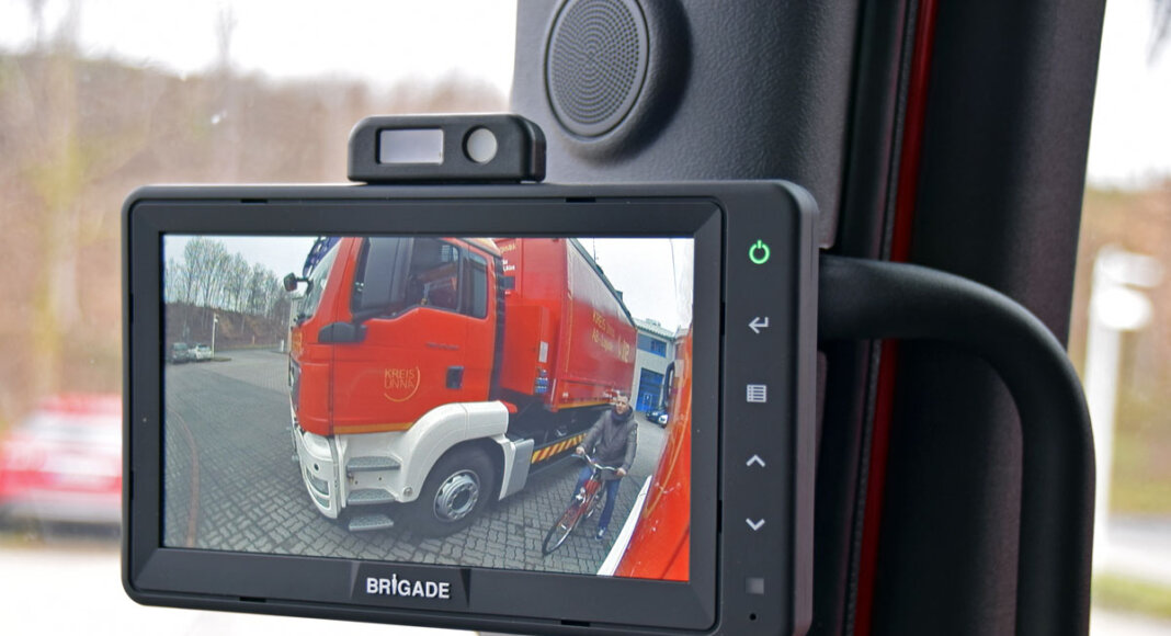 Die Fahrzeugflotte der Rettungsleitstelle ist nun mit Abbiegeassistenzsystemen ausgestattet. Foto: Anita Lehrke – Kreis Unna