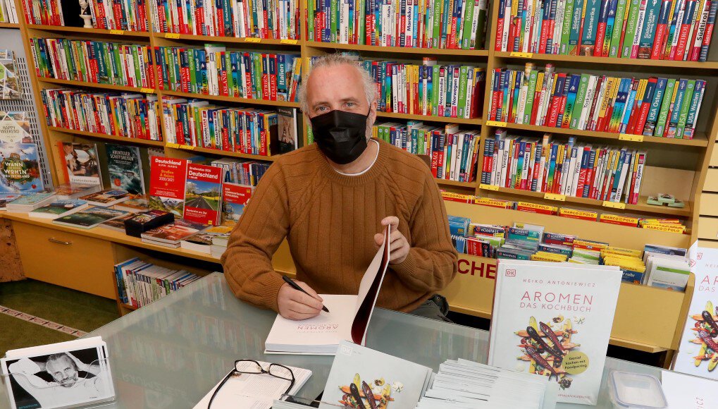 Heiko Antoniewicz gilt mit seinen innovativen Rezepturen als wegweisend für die moderne deutsche Küche. Am Dienstag stellte der Starkoch sein neues Buch „Aromen“ bei Bücher Beckmann vor. Foto: Volkmer