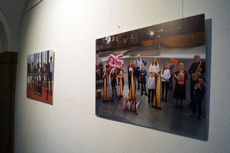 Zum zweiten Mal hängen die Bilder zum 25-jährigen Bestehen der Musikschule Selm in der Galerie des Amtshauses. Foto: M. Woesmann/Stadt Selm