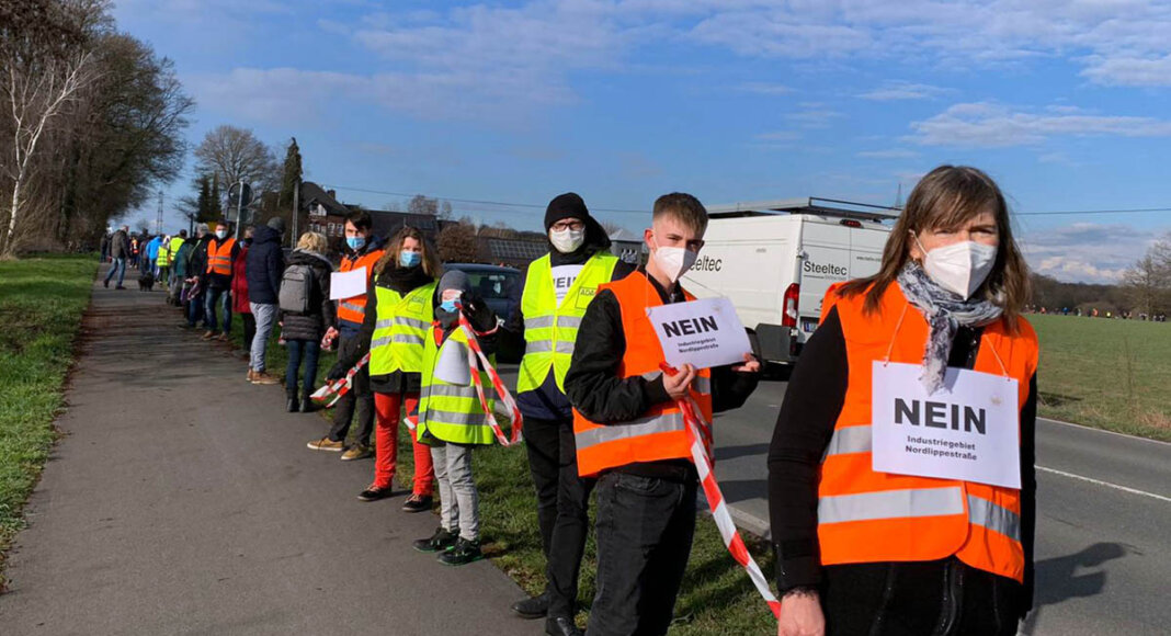 Am 19. März 2021 hatten zahlreiche Klimaschützer gegen das geplante neue Gewerbegebiet demonstriert. Nun hat sich eine Bürgerinitiative gegründet. Foto: Privat