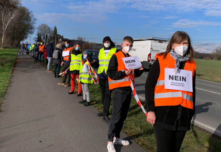 Am 19. März 2021 hatten zahlreiche Klimaschützer gegen das geplante neue Gewerbegebiet demonstriert. Nun hat sich eine Bürgerinitiative gegründet. Foto: Privat