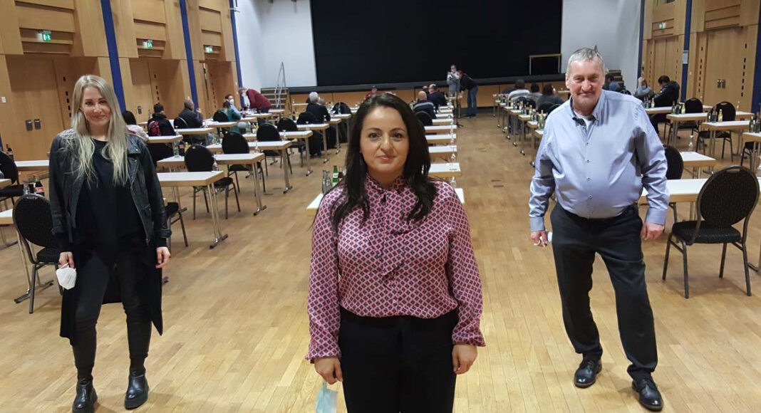 Die Bundestagsabgeordnete Sevim Dağdelen (Mitte) beglückwünschte Direktkandidatin Rebekka Kämpfe. Rechts Martin Pausch, Fraktionschef der Linken in Werne. Foto: Wagner