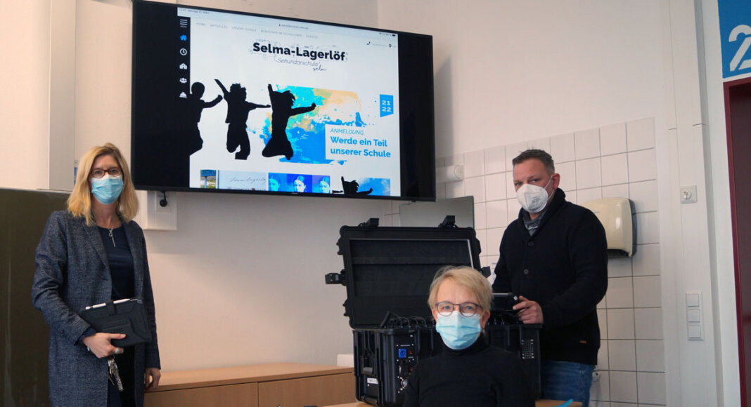 Die Selma-Lagerlöf-Sekundarschule ist in Sachen Digitalisierung bereits gut aufgestellt. Schulleiterin Karin Vogel (M.), Stellvertreterin Eva Graß-Marx sowie Alexander Braun aus dem E-Team Medien wollen dies aber noch weiter ausbauen. Foto: M. Woesmann / Stadt Selm