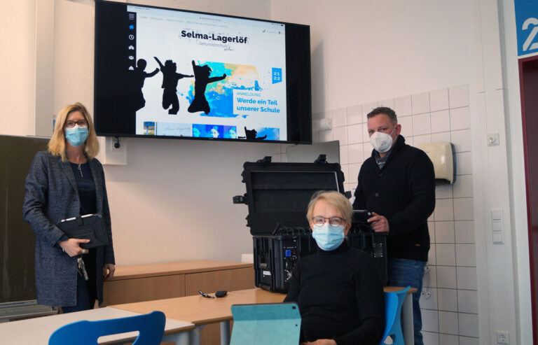 Die Selma-Lagerlöf-Sekundarschule ist in Sachen Digitalisierung bereits gut aufgestellt. Schulleiterin Karin Vogel (M.), Stellvertreterin Eva Graß-Marx sowie Alexander Braun aus dem E-Team Medien wollen dies aber noch weiter ausbauen. Foto: M. Woesmann / Stadt Selm