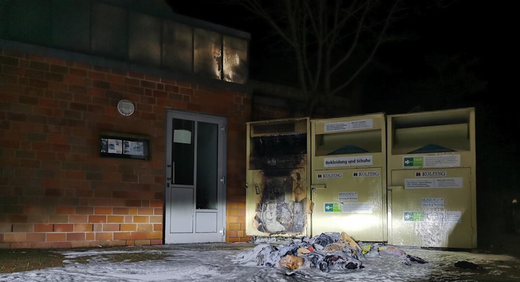 Hinter dem Kolpinghaus fing ein Altkleider-Container Feuer. Die Wehr löschte mit Schaum. Foto: Feuerwehr Werne