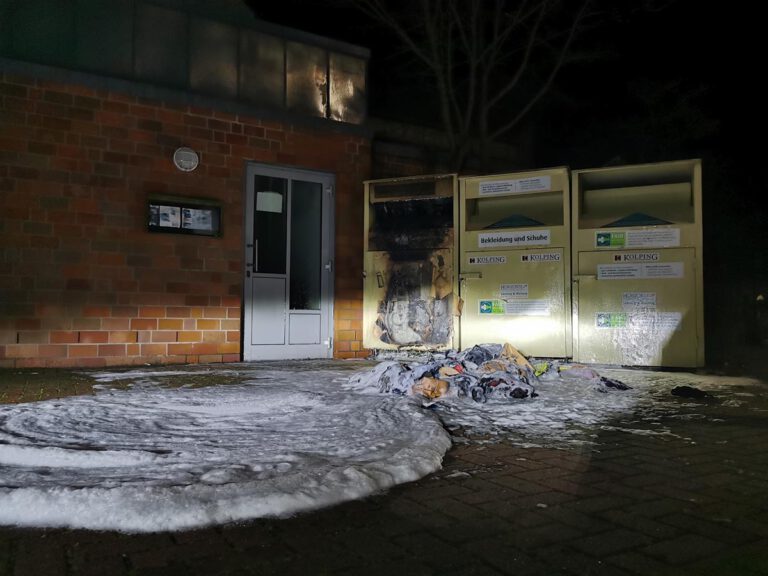 Hinter dem Kolpinghaus fing ein Altkleider-Container Feuer. Die Wehr löschte mit Schaum. Foto: Feuerwehr Werne