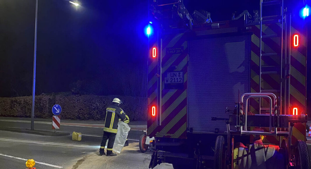 Eine Ölspur von der Horster Straße bis zum Kaufpark-Parkplatz sorgte für einen Feuerwehreinsatz. Foto: Feuerwehr Werne