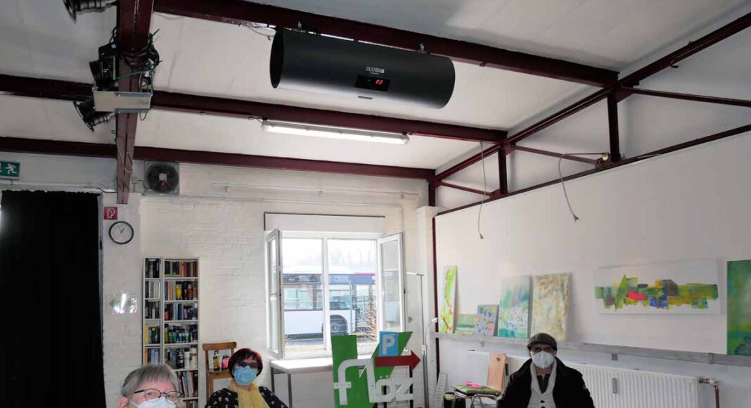 Zwei leistungsstarke Lüftungsanlagen unter der Decke und ein neues Fenster mit zwei großen Flügeln zum Öffnen sorgen zum Neustart bei Veranstaltungen des Kunst- und Kulturvereins FlözK für die Verbesserung des Raumklimas. Stephanie Kaltenborn (links), Wilma Cramer und Roland Sperlich stellten den geplanten Neustart vor. Foto: Gaby Brüggemann