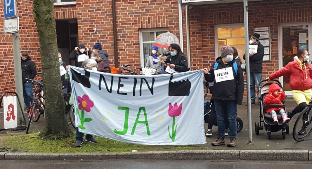 Rund 150 Menschen demonstrierten vor der Ausschuss-Sitzung im Kolpingsaal gegen das geplante Gewerbegebiet Nordlippestraße Nord. Foto: Wagner