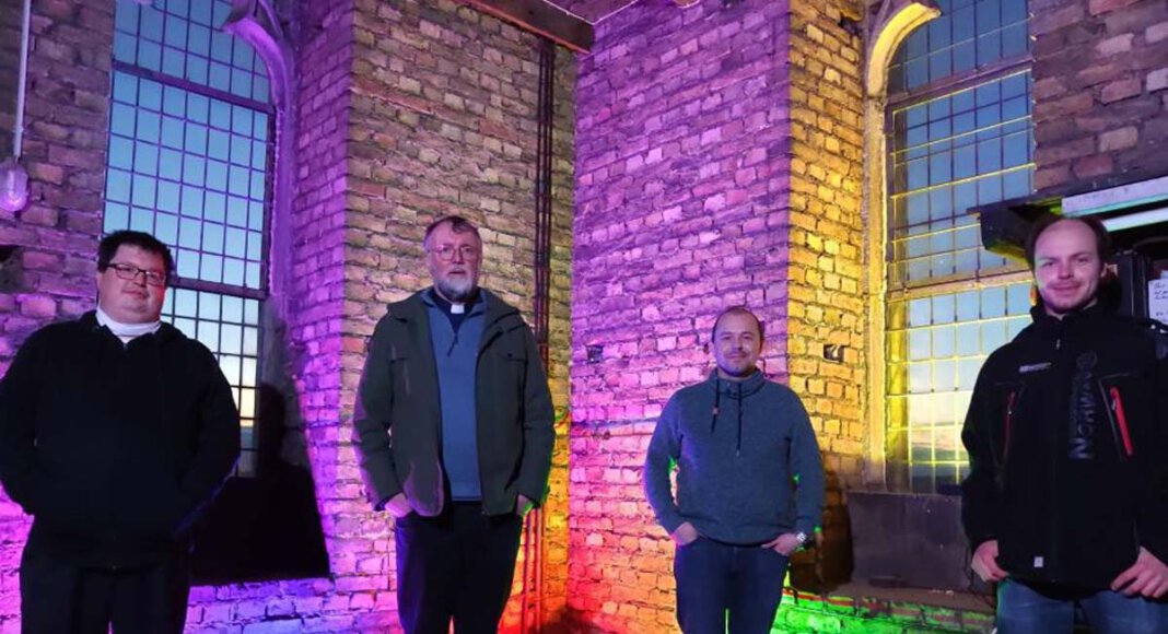 Mitglieder des Pfarrfensterteams stellten in den Kirchend die Strahler auf (von linsk) Küster Marco Hüsing und Pfarrdechant Jürgen Schäfer, Pastoralreferent Robert Pawlitzek und Pfarreiratsmitglied Benedikt Rottmann. Foto: Gemeinde St. Christophorus