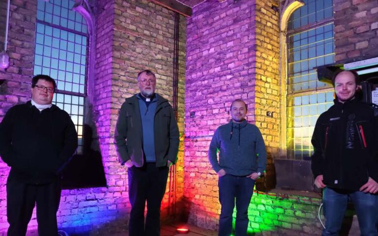 Mitglieder des Pfarrfensterteams stellten in den Kirchend die Strahler auf (von linsk) Küster Marco Hüsing und Pfarrdechant Jürgen Schäfer, Pastoralreferent Robert Pawlitzek und Pfarreiratsmitglied Benedikt Rottmann. Foto: Gemeinde St. Christophorus