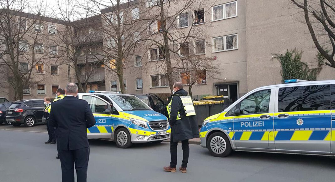 Zu einem Polizei-Einsatz rund um das Haus am Holtkamp, in dem sich über 50 Personen in Quarantäne befinden, am Mittwochnachmittag. Foto: Wagner