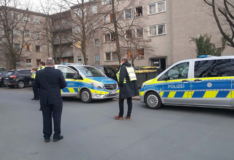Zu einem Polizei-Einsatz rund um das Haus am Holtkamp, in dem sich über 50 Personen in Quarantäne befinden, am Mittwochnachmittag. Foto: Wagner