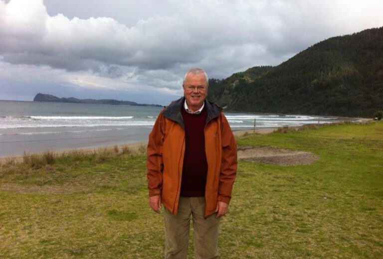 Ulrich Hoppe an der Küste Neuseelands. Am anderen Ende der Welt liest der Ruheständler täglich die Nachrichten aus seiner Heimat auf werne-plus.de. Foto: Privat