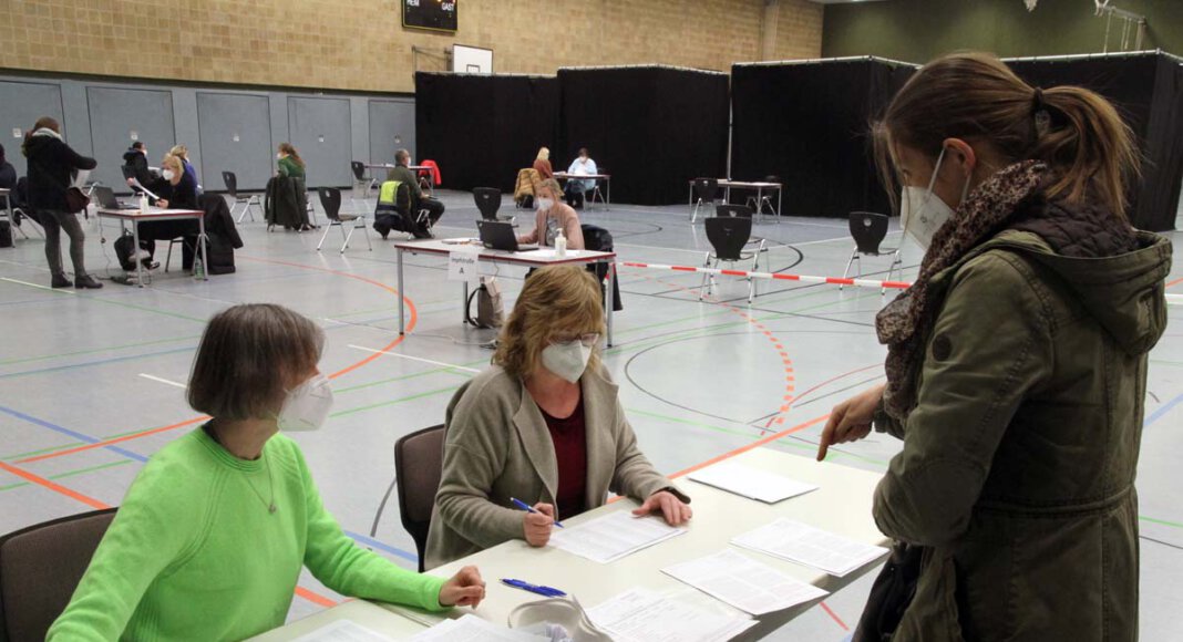 Kerstin Obrikat (links) und Claudia Barth empfangen Ina Klimek an der ersten Station und prüfen die Unterlagen. Foto: Wagner