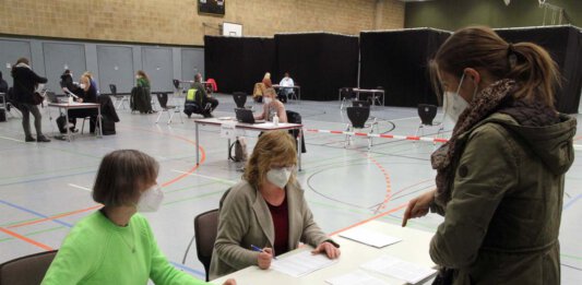 Kerstin Obrikat (links) und Claudia Barth empfangen Ina Klimek an der ersten Station und prüfen die Unterlagen. Foto: Wagner