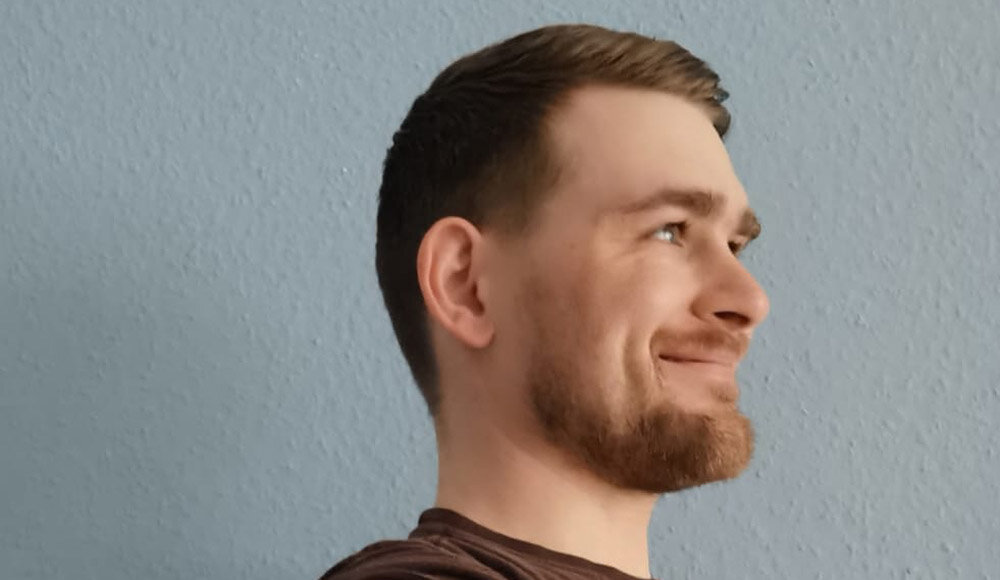 Patrick Naber hat die erste Impfung mit AstraZeneca erhalten. Trotz starker Nebenwirkungen würde er sich immer wieder impfen lassen. Foto: Naber