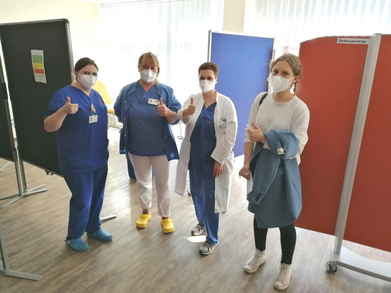 Letzte Impfung der ersten Serie im Krankenhaus in Werne: Lilly Fischer (von rechts), Impfärztin Dr. Kristin Ulm- Röske, Hygienfachkraft Christiane Diller und die medizinische Fachangestellte Sara Backhus. Foto: Risse