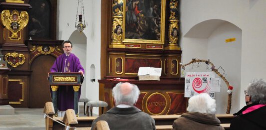 Nach den Messen am Sonntag informierte Guardian Pater Romuald Hülsken die Gottesdienstbesucher über die notwendige Erneuerung der Heizung im Kapuzinerkloster und bat um Spenden. Foto: Schwarze