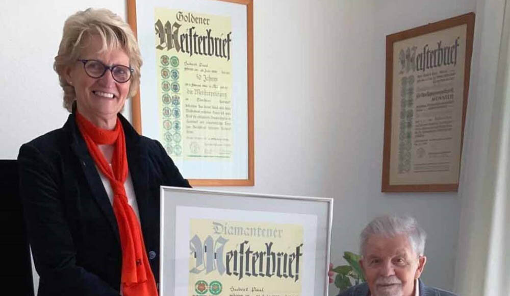 Nach einem Schnelltest konnte Elisabeth Schwert den Jubilar besuchen – für das Foto wurde kurzzeitig auf den Mund-/Nasen-schutz verzichtet. Die Mitglieder der Kolpingsfamilie schließen sich den Glückwünschen an und wünschen Hubert Paul noch viele schöne Jahre. Foto: Schwert