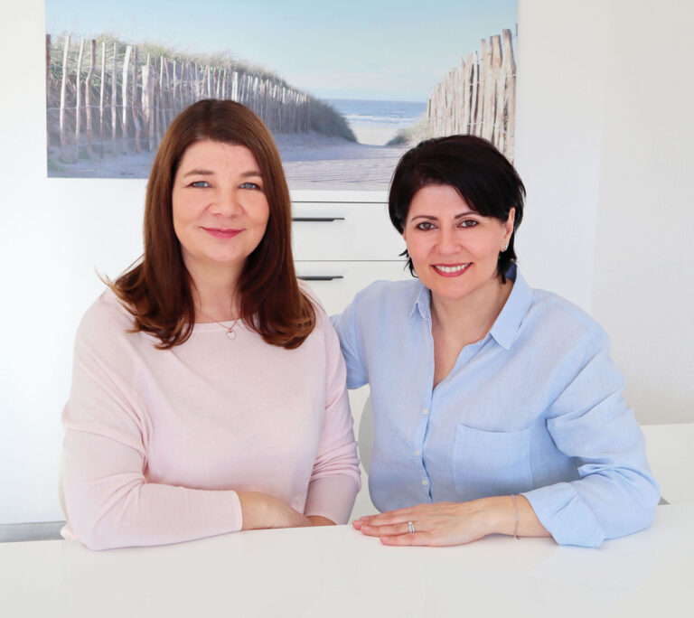 Neslihan Canti (rechts) und Christina Rüthers sind in der Logopädischen Praxis an der Südmauer 17 in Werne ein eingespieltes Team. Foto: Sophie C. Rüthers