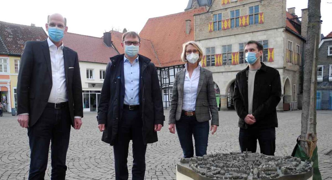 Enthüllten das neue Modell der Stadt Werne auf dem Marktplatz (von links): Martin Abdinghoff (Sparkasse), Bürgermeister Lothar Christ, Carolin Brautlecht und Christoph Schwartländer (beide Werne Marketing GmbH). Foto: Klaus Brüggemann