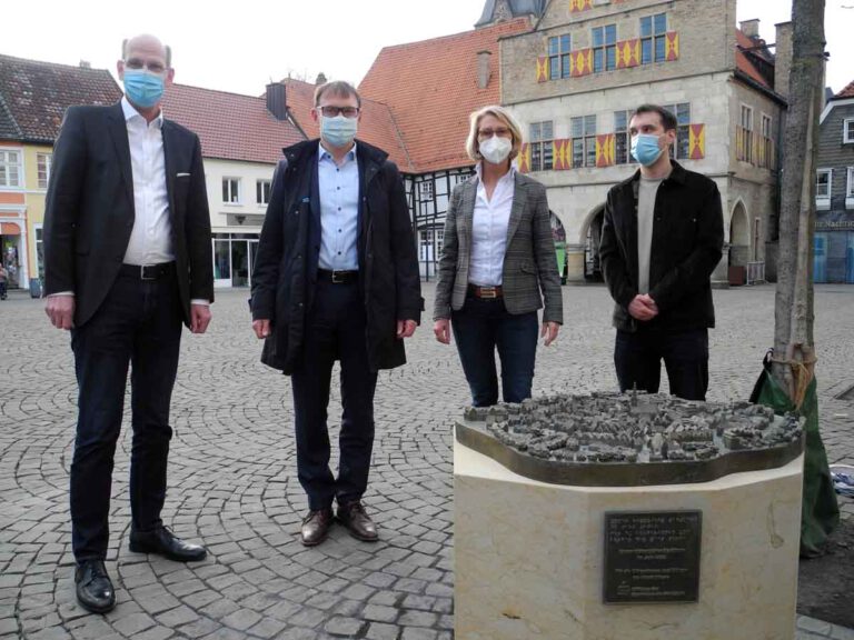 Enthüllten das neue Modell der Stadt Werne auf dem Marktplatz (von links): Martin Abdinghoff (Sparkasse), Bürgermeister Lothar Christ, Carolin Brautlecht und Christoph Schwartländer (beide Werne Marketing GmbH). Foto: Klaus Brüggemann