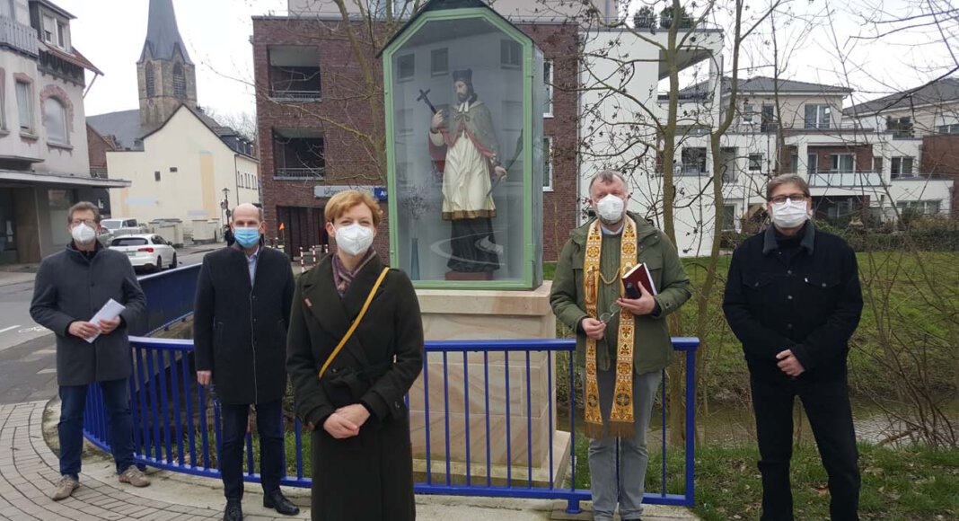 Freuen sich über Nepomuks Rückkehr (von links): Ralf Bülte, Martin Abdinghoff, Dr. Constanze Döhrer, Pfarrdechant Jürgen Schäfer und Rainer Brüschke-Neumann. Foto: Wagner