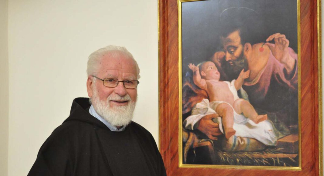 Pater Tobias Link neben einem Bild von Joseph, dem Nährvater Jesu, in der Klosterkirche. Der Geburtstag des Paters fällt in den März, den Josephsmonat. Foto: Schwarze