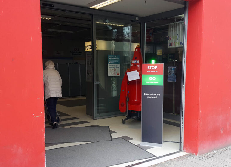Im REWE Horne-Center regelt eine Ampel den Zufluss an Kunden. Foto: Wagner