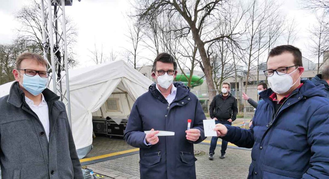 Bürgermeister Lothar Christ (von links), Dr. Christian Ruhnau und Philipp Reher beantworteten Fragen zum Schnelltestzentrum Am Hagen. Foto: Gaby Brüggemann