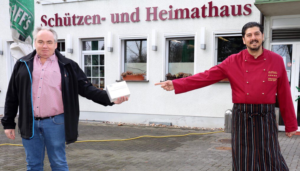 Schützen-Vorsitzender Christian Langhorst und Gastronom, Sascha Djuric, der das Schützen- und Heimathaus betreibt, freuen sich auf den bevorstehenden Start des Testzentrums in Bergkamen. Foto: Volkmer