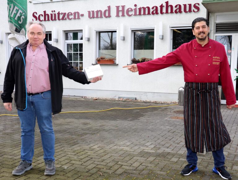 Schützen-Vorsitzender Christian Langhorst und Gastronom, Sascha Djuric, der das Schützen- und Heimathaus betreibt, freuen sich auf den bevorstehenden Start des Testzentrums in Bergkamen. Foto: Volkmer
