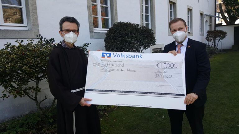 Pater Romuald nahm den Spendenscheck aus den Händen von Volksbank-Sprecher Philipp Gärtner entgegen. Foto: Wagner