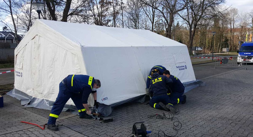 Das THW Werne hat am Sonntag (7. März) mit dem Aufbau eines Schnelltestzentrums auf dem Parkplatz Am Hagen vor dem Solebad begonnen. Foto: Wagner