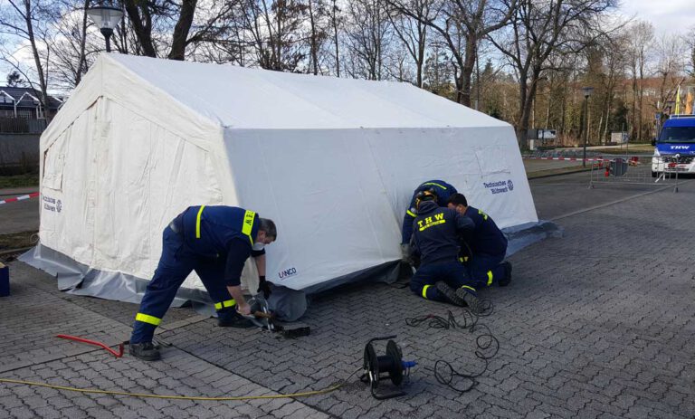 Das THW Werne hat am Sonntag (7. März) mit dem Aufbau eines Schnelltestzentrums auf dem Parkplatz Am Hagen vor dem Solebad begonnen. Foto: Wagner