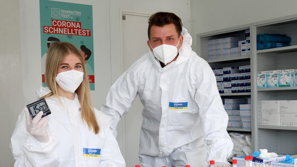 David Timm und Jana Aichele haben am Freitag das von der Stadt Bergkamen beauftragte Schnelltestzentrum auf dem Parkplatz am Wellenbad eröffnet. Foto: Volkmer