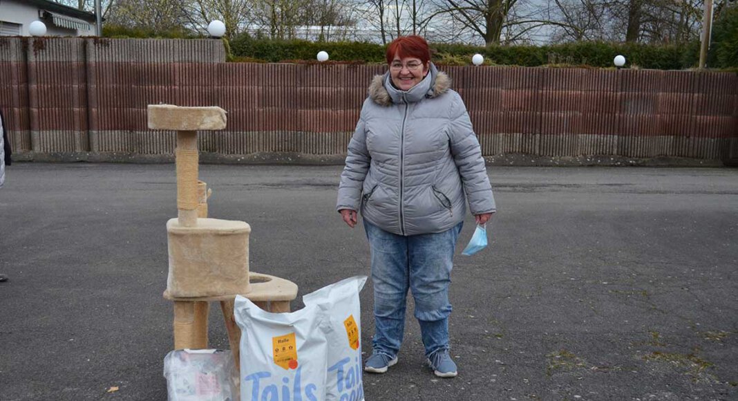 Andrea Garthe verteilte bei der Tiertafel vorzeitige Ostergeschenke. Foto: Prokofev