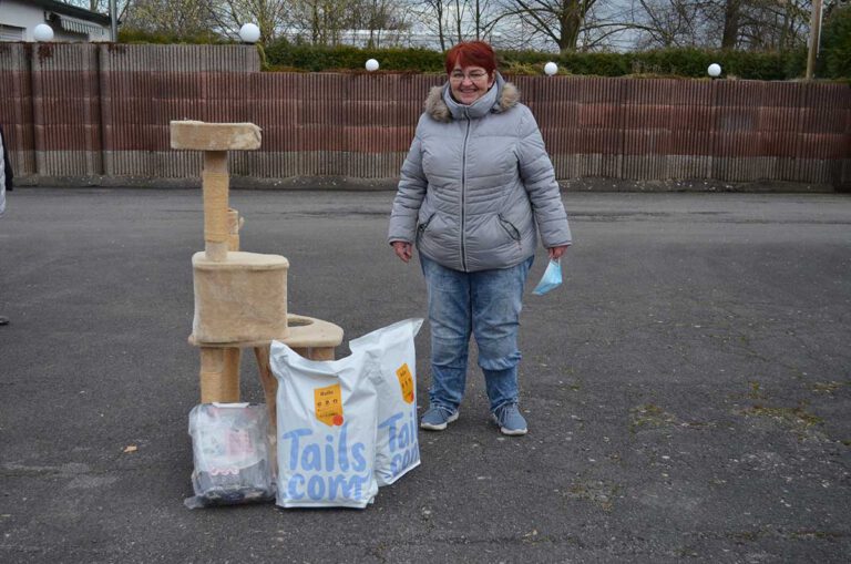 Andrea Garthe verteilte bei der Tiertafel vorzeitige Ostergeschenke. Foto: Prokofev