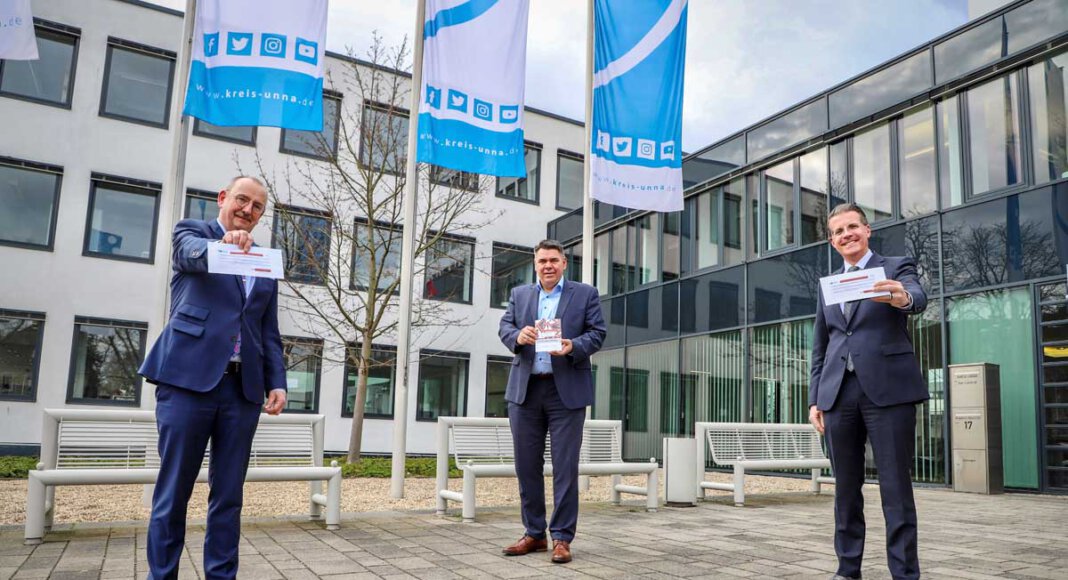Klaus Moßmeier (Sparkasse Unna-Kamen, l.), Landrat und Behördenleiter Mario Löhr (M.), Lars Kessebrock (Volksbank Schwerte) stellten die gemeinsame Aktion zum Schutz von Senioren vor. Foto: Kreispolizeibehörde Unna