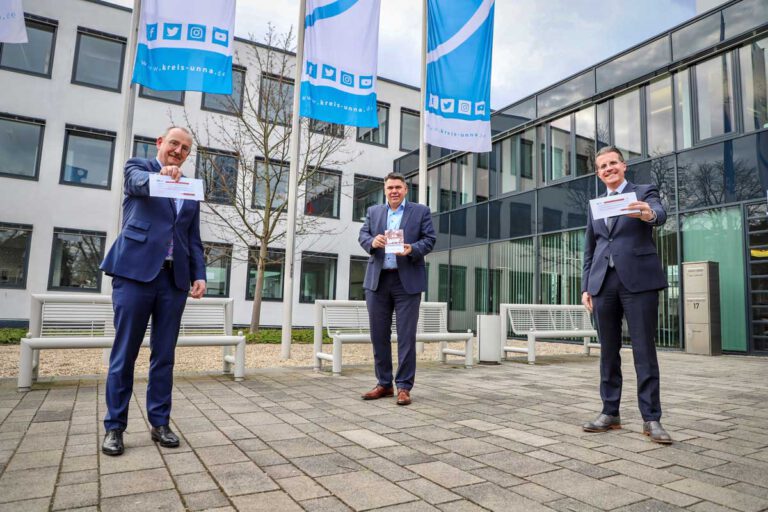 Klaus Moßmeier (Sparkasse Unna-Kamen, l.), Landrat und Behördenleiter Mario Löhr (M.), Lars Kessebrock (Volksbank Schwerte) stellten die gemeinsame Aktion zum Schutz von Senioren vor. Foto: Kreispolizeibehörde Unna