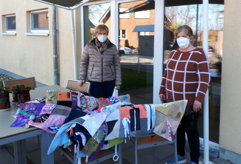 Die ZWAR-Gruppe aus Werne war wieder aktiv und hat Genähtes für das Malteserstift in Herbern zur Verfügung gestellt. Foto: Privat