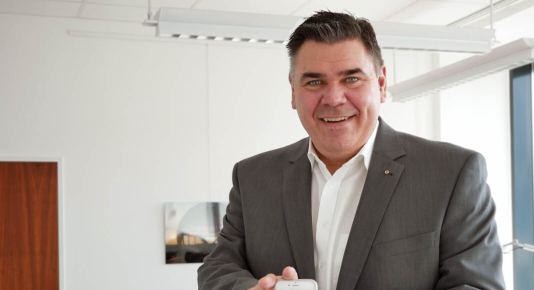 Landrat Mario Löhr mit der luca-App. Foto: Anita Lehrke Kreis Unna