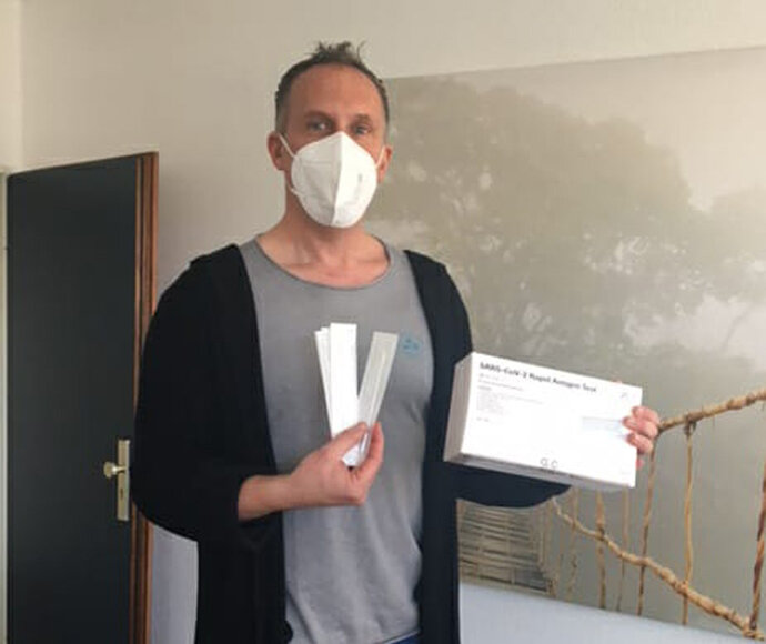 Am Gymnasium St. Christophorus sind die Schnelltests angekommen, wie Schulleiter Thorsten Schröer dokumentiert. Foto: Privat