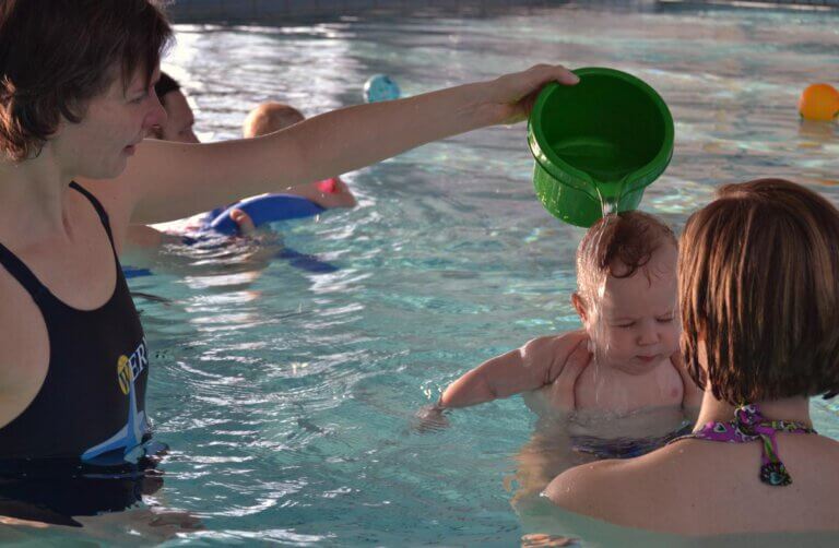 Auch die TV-Wasserfreunde, hier mit der ehemaligen Vorsitzenden Kerstin Obrikat beim Babyschwimmen, möchte wieder Kurse anbieten. Archivfoto: Wagner