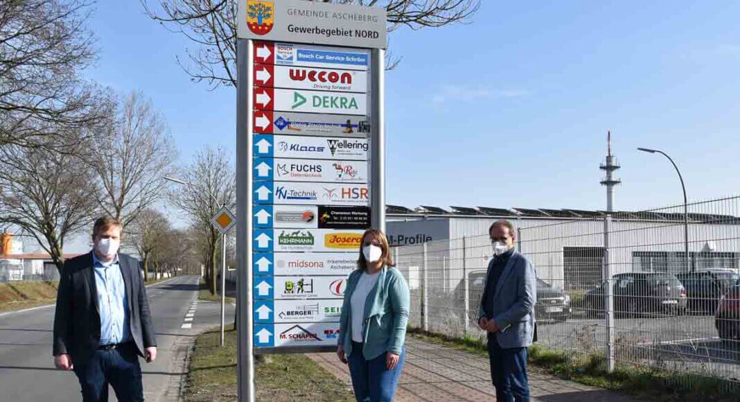 Bürgermeister Thomas Stohldreier (l.) freute sich mit den Wirtschaftsförderern Simone Böhnisch und Helmut Sunderhaus über die professionelle, neue Beschilderung im Gewerbegebiet Nord. Foto: Gemeinde Ascheberg